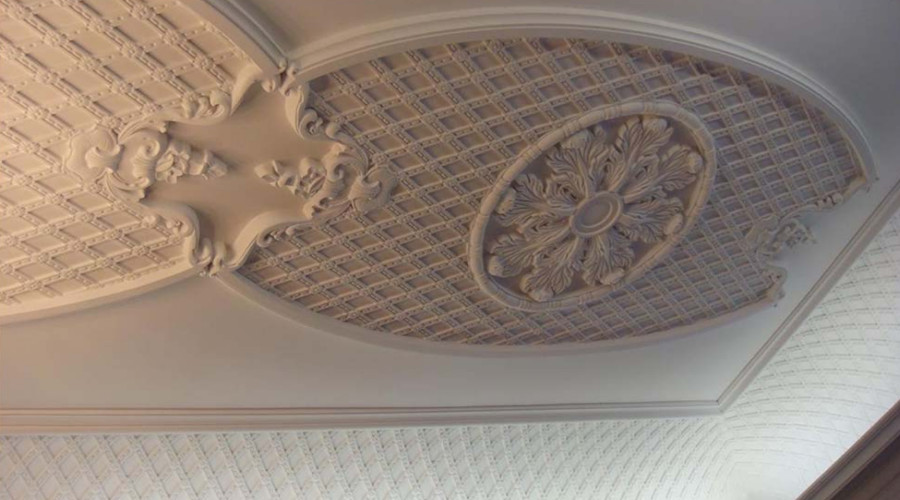 廣州私人別墅業(yè)主向飾紀(jì)上品訂制GRG吊頂浮雕造型