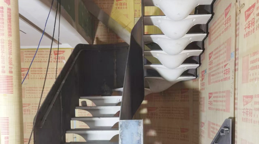 山東皇家私人定制GRG旋轉樓梯魚骨造型